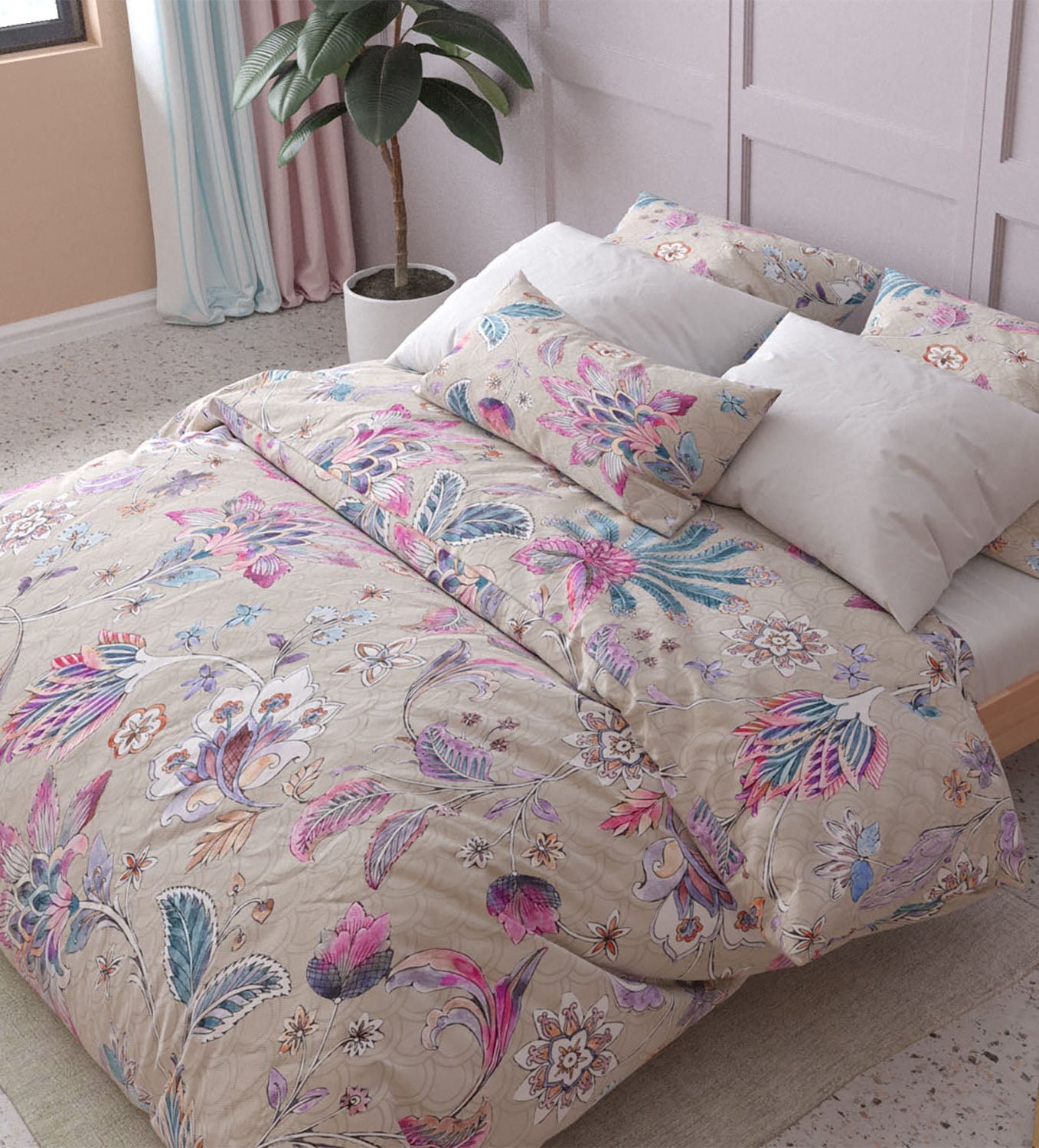 Ein stilvoll eingerichtetes Schlafzimmer mit einem niedrigen Holzrahmenbett, das mit einer Bettwäschegarnitur in beigem Farbton und floralem Muster in Pink-, Blau- und Lila-Tönen bezogen ist. Mehrere passende Kissen, teils mit dem floralen Muster, teils in schlichtem Weiß, sind dekorativ auf dem Bett angeordnet. Der Raum hat eine sanfte, neutrale Farbpalette mit einer strukturierten Wandverkleidung im Hintergrund.