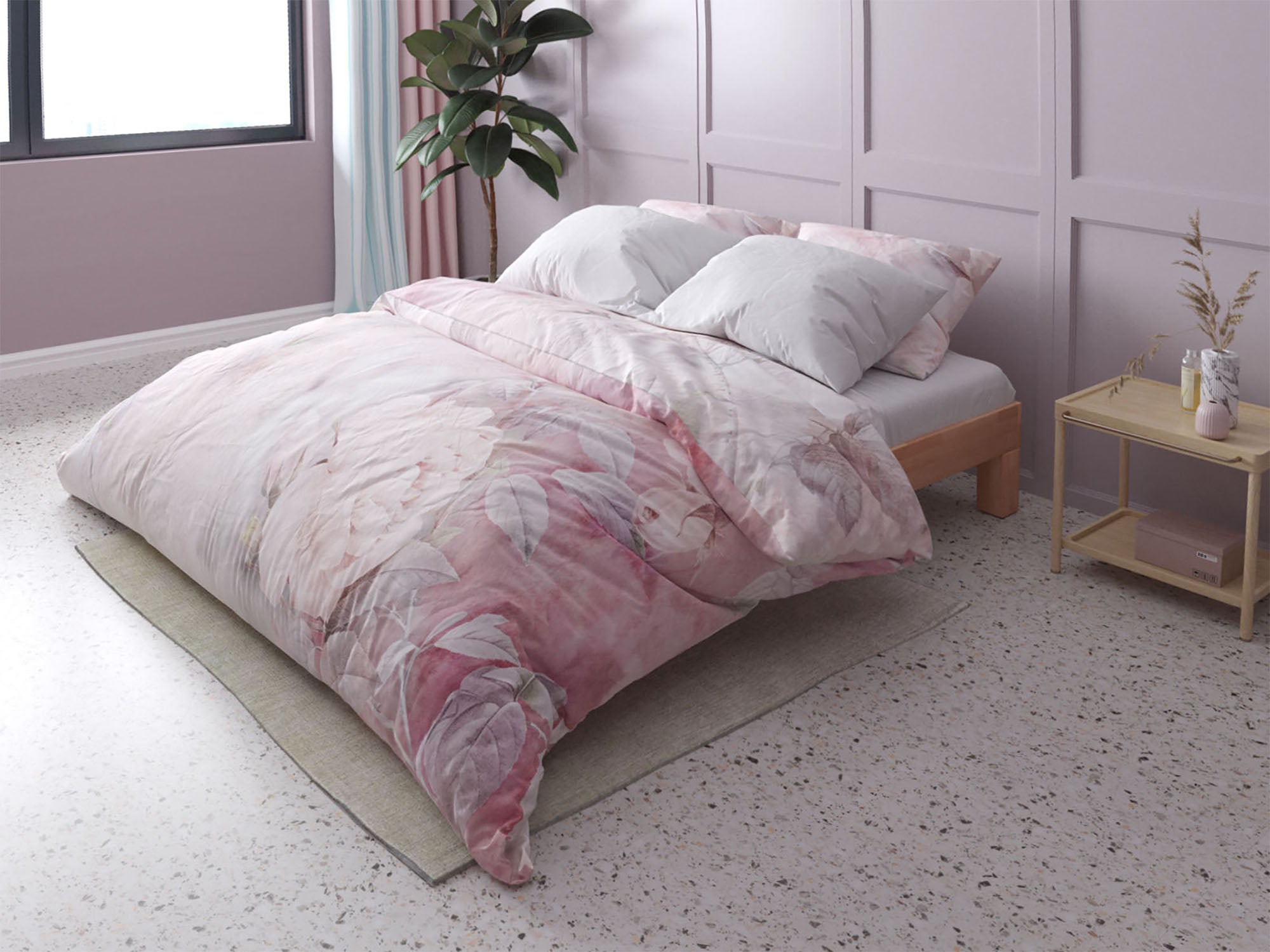 Das Bild zeigt ein stilvoll eingerichtetes Schlafzimmer mit einem niedrigen Holzbett, das mit einer Bettwäsche in sanften Rosa- und Beigetönen mit floralem Muster bezogen ist. Der Bettbezug und die Kissen sind mit großen, romantischen Rosen und blassen Blättern verziert. Der Raum hat eine moderne, beruhigende Atmosphäre mit einer pastellfarbenen Wandverkleidung, einem kleinen Holz-Nachttisch mit dekorativen Elementen sowie einer grünen Pflanze in der Ecke. Der Boden ist aus Terrazzo, und ein heller Teppich.