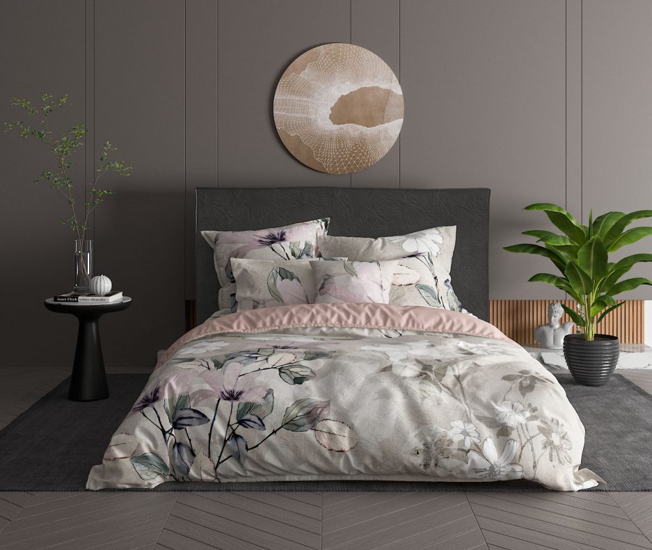 Das Bild zeigt ein Bettwäsche-Set mit einem floralen Muster. Die Bettdecke und das Kissen sind mit großen Blumen in sanften Beige-, Grau- und Lila-Tönen verziert. Der Hintergrund hat eine leicht strukturierte Optik, die an Leinen erinnert. Das Spannbettlaken ist in einem einfarbigen, gedeckten Rosaton gehalten. Die Gesamtästhetik ist elegant, dezent und wirkt beruhigend.